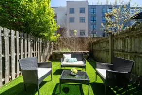 Modern apartment w/ yard - Image 4