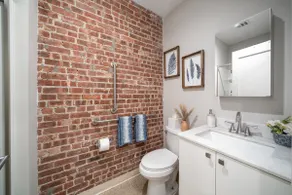 Modern apartment w/ yard - Image 5