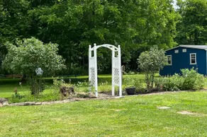 1920's Charmer-large yard, 2 blocks from the lake! - Image 4