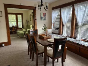 1920's Charmer-large yard, 2 blocks from the lake! - Image 3