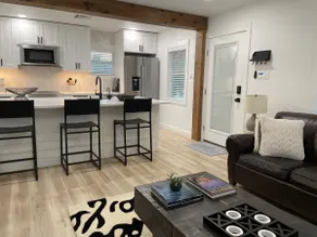 Modern Downtown Garage Apartment - Image 4