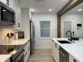 Modern Downtown Garage Apartment - Image 3