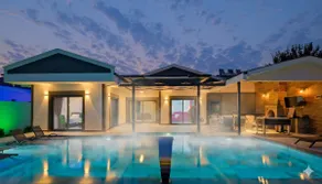 Diamond Villas with Hot Tub – Rose Massage Chair - Image 4