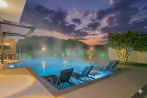 Diamond Villas with Hot Tub – Rose Massage Chair - Image 5