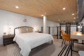 Urban Apartment Loft with Gym l Sleeps 5 - Image 5