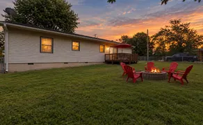 In-town home, sunrise views, deck, backyard - Image 2