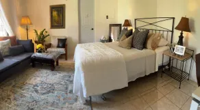 Close to the airport, a cozy, comfortable place - Image 5