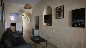 Spacious Quiet 3 Bedroom 3 Bathroom Apartment - Image 2