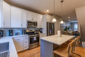 Stunning city home! Roof Deck! Sleeps 12! - Image 2