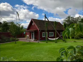 Charming house with large and lush garden. - Image 4