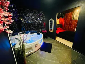 Love Room “Love Games” – Jacuzzi – Parking - Image 3