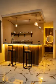 2 bedroom apartment, Air conditioning, Netflix & WiFi - Image 5
