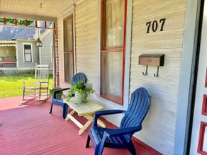 Morgan House -Downtown Victorian/Sleeps 9/Big Yard - Image 2