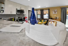 Hot Tub + Fire Pit + Movie Projector+ BBQ| Near DT - Image 3