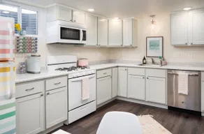 5 min to Crystal Lake. Whimsical & pet friendly. - Image 4
