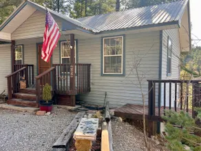 Serenity Cottage – Peaceful 3BR w/ Spacious Deck - Image 4