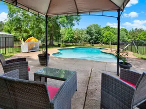 The Bunkhouse, farm stay, access to private pool. - Image 3