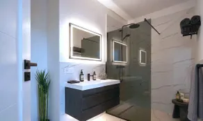 Luxury Apt /w private parking, king bed, balcony - Image 4