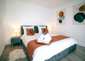 Luxury Apt /w private parking, king bed, balcony - Image 3