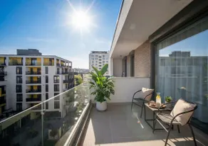 Luxury Apt /w private parking, king bed, balcony - Image 2