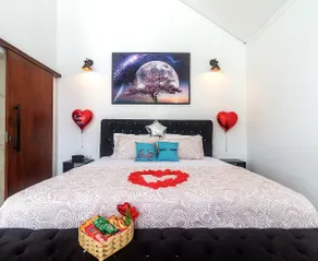 Romantic Cabin with Jacuzzi and King Bed · 1 hour from SP - Image 2