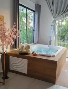 Romantic Cabin with Jacuzzi and King Bed · 1 hour from SP - Image 5