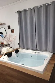 Romantic Cabin with Jacuzzi and King Bed · 1 hour from SP - Image 3