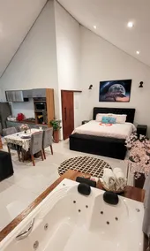 Romantic Cabin w/ Jacuzzi and King Bed - Image 4