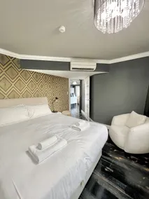 Stylish Family 1BR with Cozy Bunks and Games for 5 - Image 3