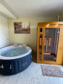 *spa/sauna/foosball/air conditioning *Large family home* - Image 2