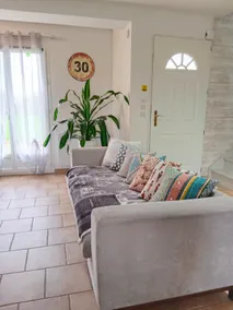 *spa/sauna/foosball/air conditioning *Large family home* - Image 3