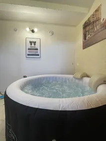 *spa/sauna/foosball/air conditioning *Large family home* - Image 4