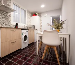 Modern & ideal location • 3 double bedrooms • A/C... - Image 5