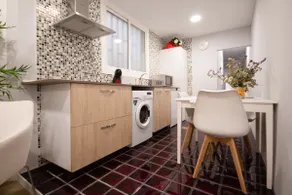 Modern & ideal location • 3 double bedrooms • A/C... - Image 4