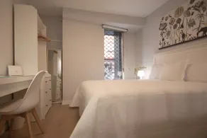 Modern & ideal location • 3 double bedrooms • A/C... - Image 3