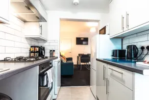 Modern House in Central Southampton with Private Off-Road Parking - Newly Refurbished - Great for Contractors, Friends & Families - Image 4