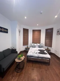 Romantic Studio Near Middlesex University - Image 3