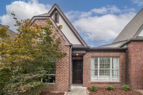 Spacious townhouse near the MET and Finley Center! - Image 2