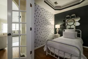 Spacious townhouse near the MET and Finley Center! - Image 5
