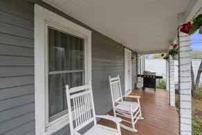 Stunning house! Big fenced private yard for dogs! - Image 4
