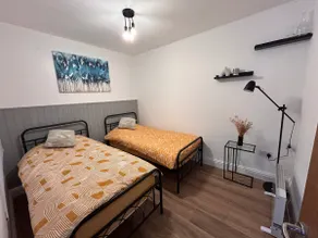 Vibrant Bungalow 2 bedroom apartment, secure private parking  - Image 3