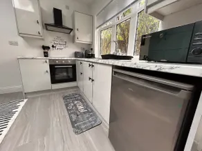Vibrant Bungalow 2 bedroom apartment, secure private parking  - Image 2