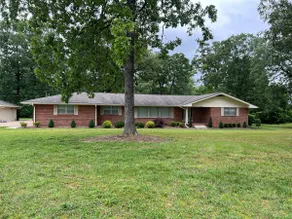 Beautiful Home with Lake Access - Image 2