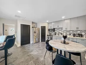 Black and white chic retreat - Image 5