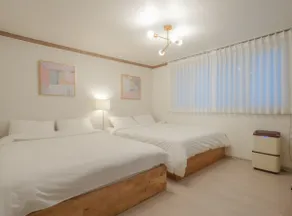 Cozy accommodation next to Hwaseong Haenggung | CineBeam·OTT | 6 people | Ice water purifier | Accommodates 6 people, 5-minute drive to parking - Image 3
