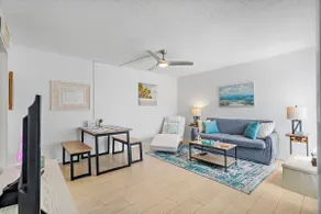 Upscale, cozy and coastal condo! - Image 5