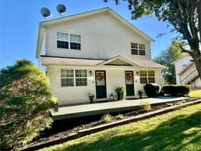 2BR 1.5 BA Townhouse with Riverviews - Image 2