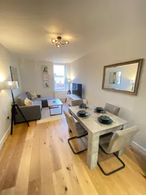 Modern City Centre Flat with SuperKing Bed! - Image 2