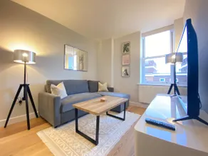 Modern City Centre Flat with SuperKing Bed! - Image 4