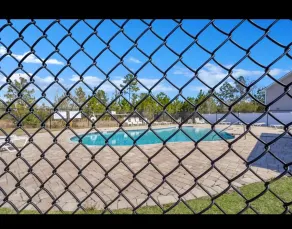 Pool 5 mins walk and a big yard - Image 5